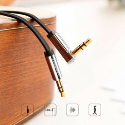 Cable plano de audio auxiliar Ugreen con miniconector de 3.5