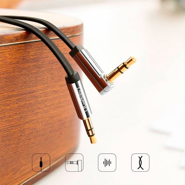 Cable plano de audio auxiliar Ugreen con miniconector de 3.5